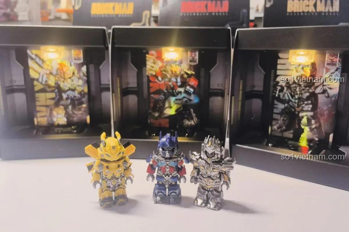 Ảnh review bộ đồ chơi Optimus Prime BrickMan, các minifigure được trưng bày trong hộp có đèn, trải nghiệm cao cấp.