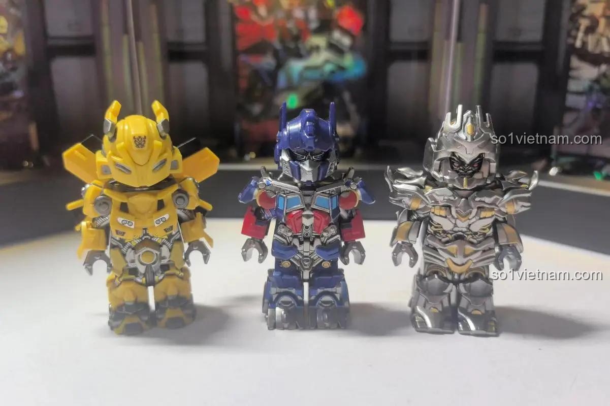 Ảnh review BrickMan Optimus Prime BM 001 và các nhân vật khác, chất lượng tốt, đáng tiền, cho bé trai 8 tuổi.