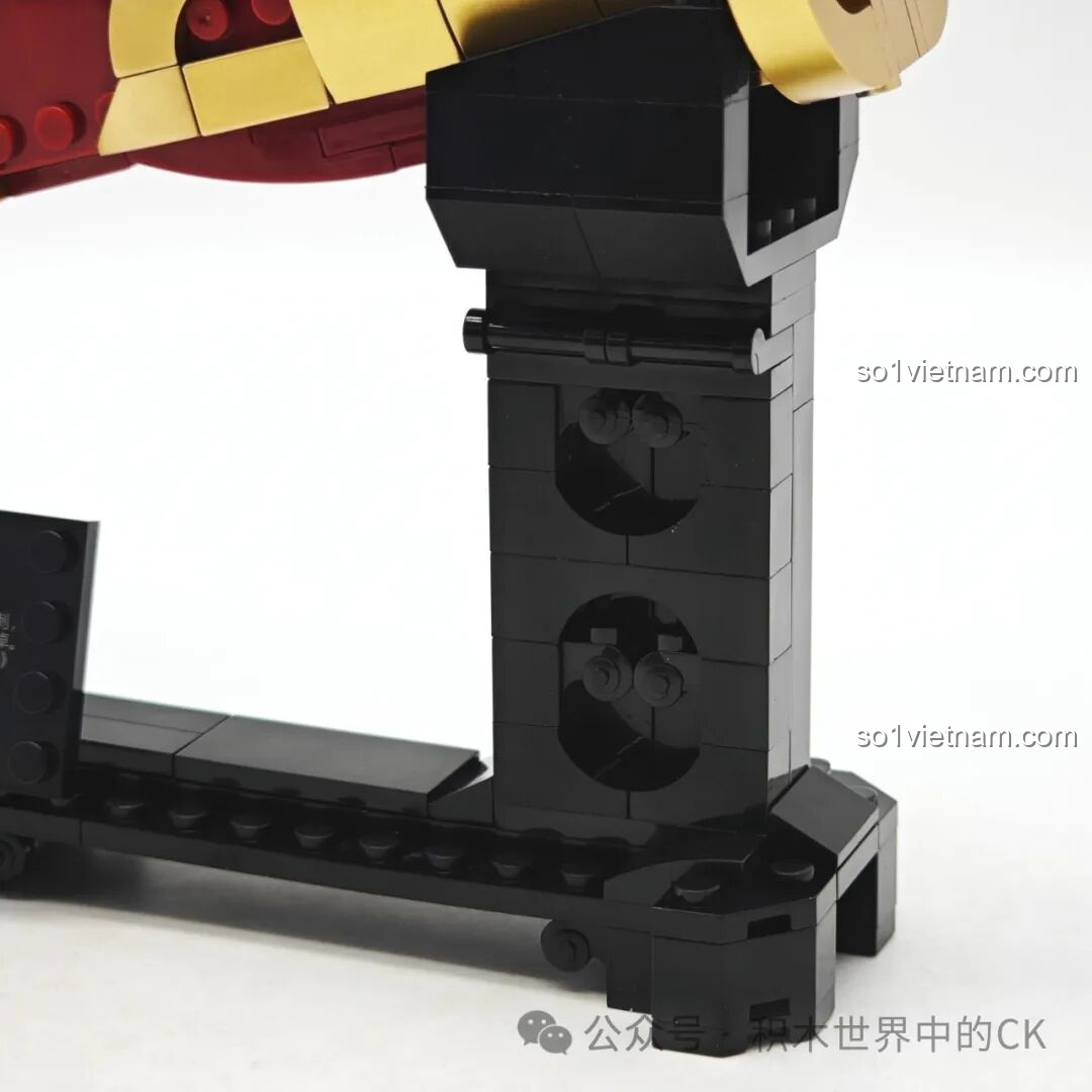 Cận cảnh chân giá trưng bày của bộ Decool 11008 Thất Tinh Bảo Đao, với các chi tiết trang trí màu đen.