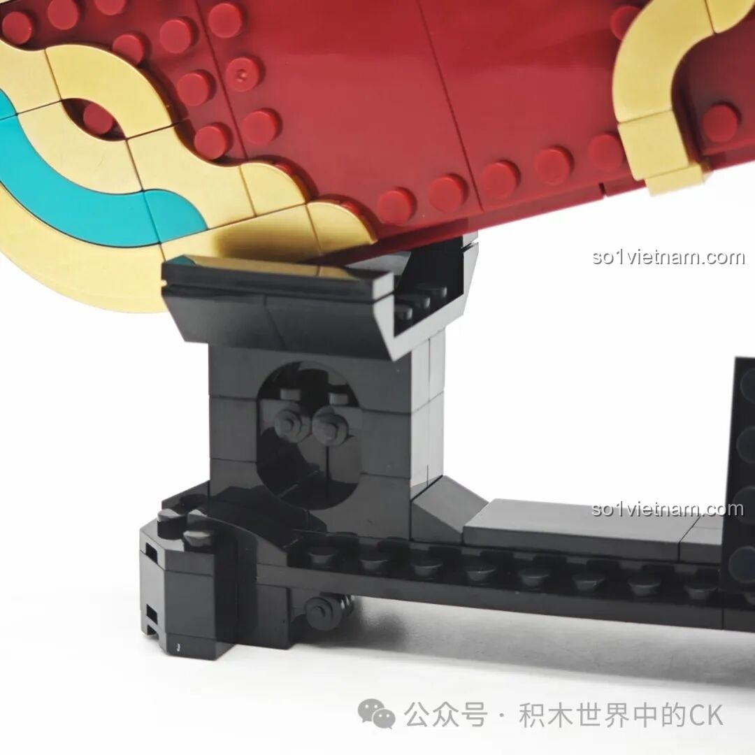 Cận cảnh chân giá trưng bày của bộ Decool 11008 Thất Tinh Bảo Đao, với các chi tiết trang trí màu đen.