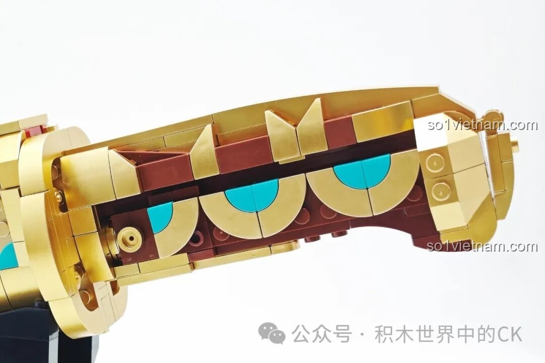 Cận cảnh chuôi đao của bộ Decool 11008 Thất Tinh Bảo Đao, với các chi tiết vàng gold và xanh ngọc.