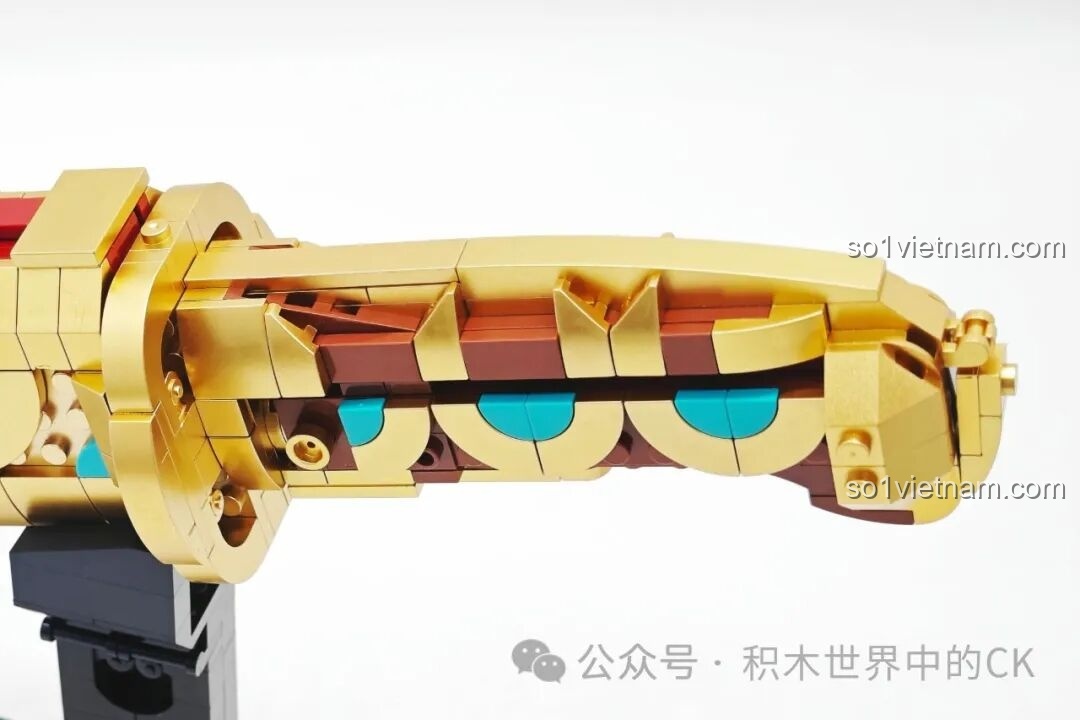 Cận cảnh chuôi đao của bộ Decool 11008 Thất Tinh Bảo Đao, với các chi tiết vàng gold và xanh ngọc.