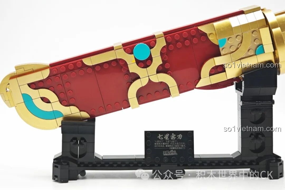 Cận cảnh lưỡi đao của Decool 11008 Thất Tinh Bảo Đao với 7 viên ngọc màu sắc rực rỡ bên trong, tượng trưng cho 7 ngôi sao.