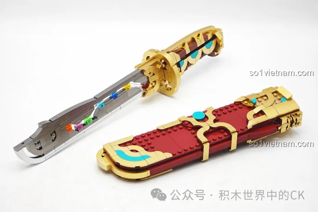 Lưỡi đao của Decool 11008 Thất Tinh Bảo Đao với hiệu ứng đèn LED phát sáng các viên ngọc, tạo vẻ huyền ảo.