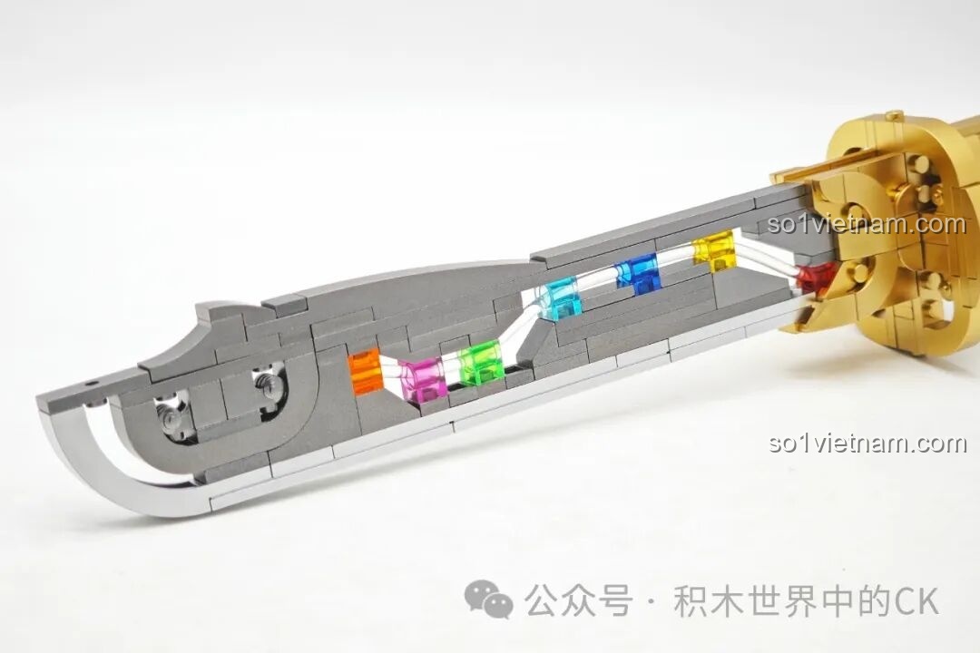 Cận cảnh lưỡi đao của Decool 11008 Thất Tinh Bảo Đao với đèn LED sáng rõ, làm nổi bật đường nét và màu sắc của các viên ngọc.