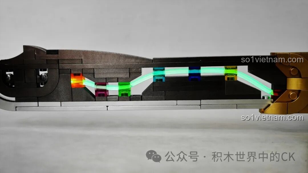 Góc nhìn cận cảnh khác của lưỡi đao Decool 11008 Thất Tinh Bảo Đao với đèn LED, thể hiện sự tinh xảo trong thiết kế mạch điện.
