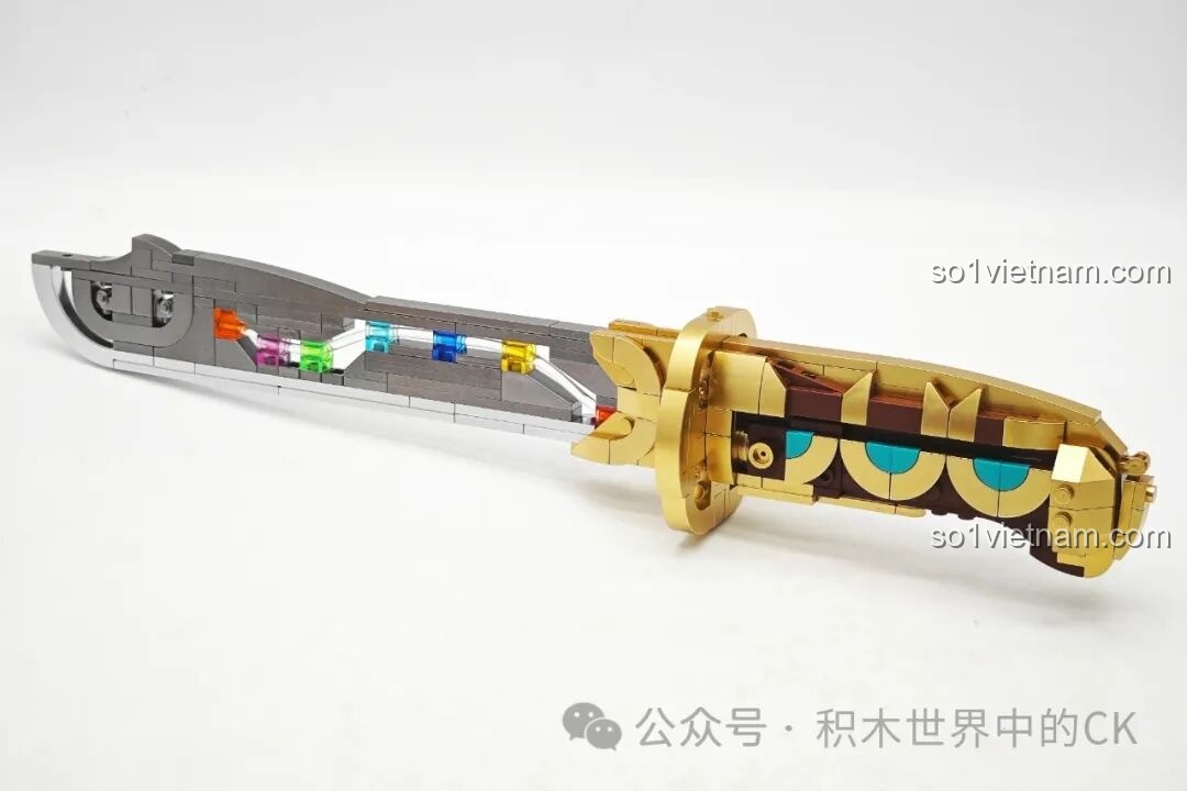 Quá trình lắp ráp lưỡi đao của bộ Decool 11008 Thất Tinh Bảo Đao, với các mảnh ghép màu bạc và các viên ngọc màu sắc.