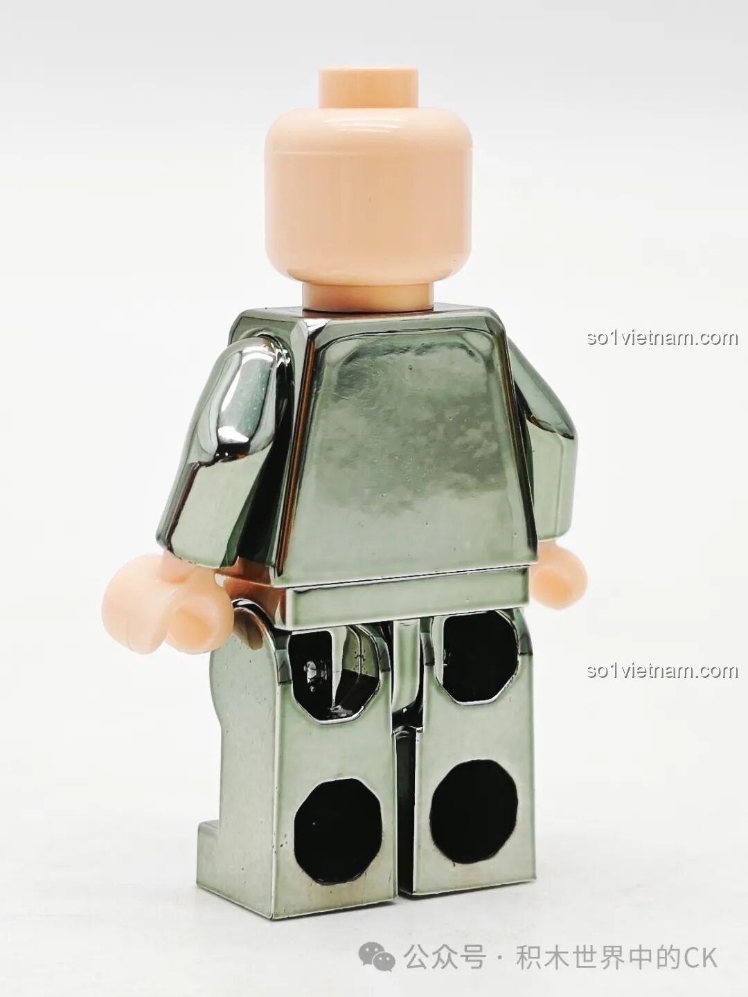 Mặt sau của minifigure Tào Tháo Decool 11008 Thất Tinh Bảo Đao chưa lắp phụ kiện, cho thấy chi tiết giáp bạc.