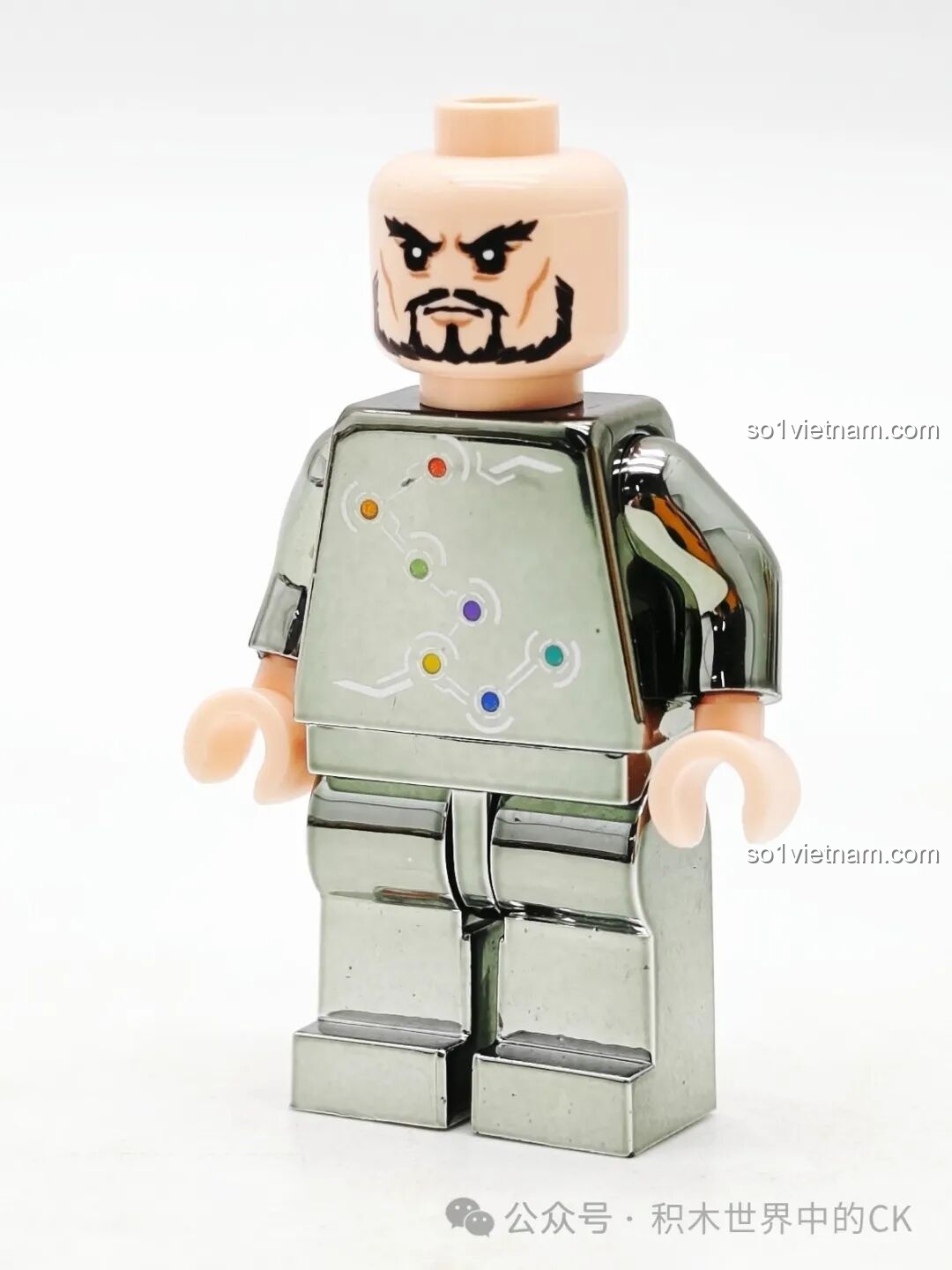 Minifigure Tào Tháo của Decool 11008 Thất Tinh Bảo Đao chưa lắp phụ kiện, với bộ giáp bạc và chi tiết 7 sao trên ngực.