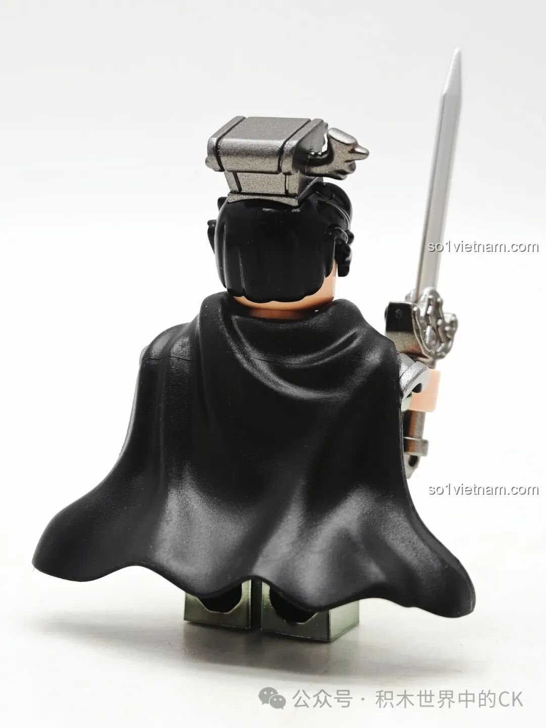 Mặt sau của minifigure Tào Tháo Decool 11008 Thất Tinh Bảo Đao hoàn chỉnh, với áo choàng đen bay bổng.