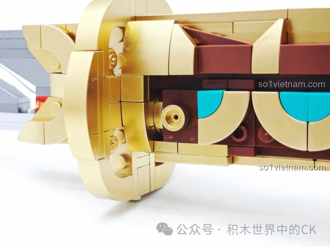 Thanh Thất Tinh Bảo Đao Decool 11008 được rút ra khỏi vỏ, để lộ lưỡi đao màu bạc và các viên ngọc lấp lánh.