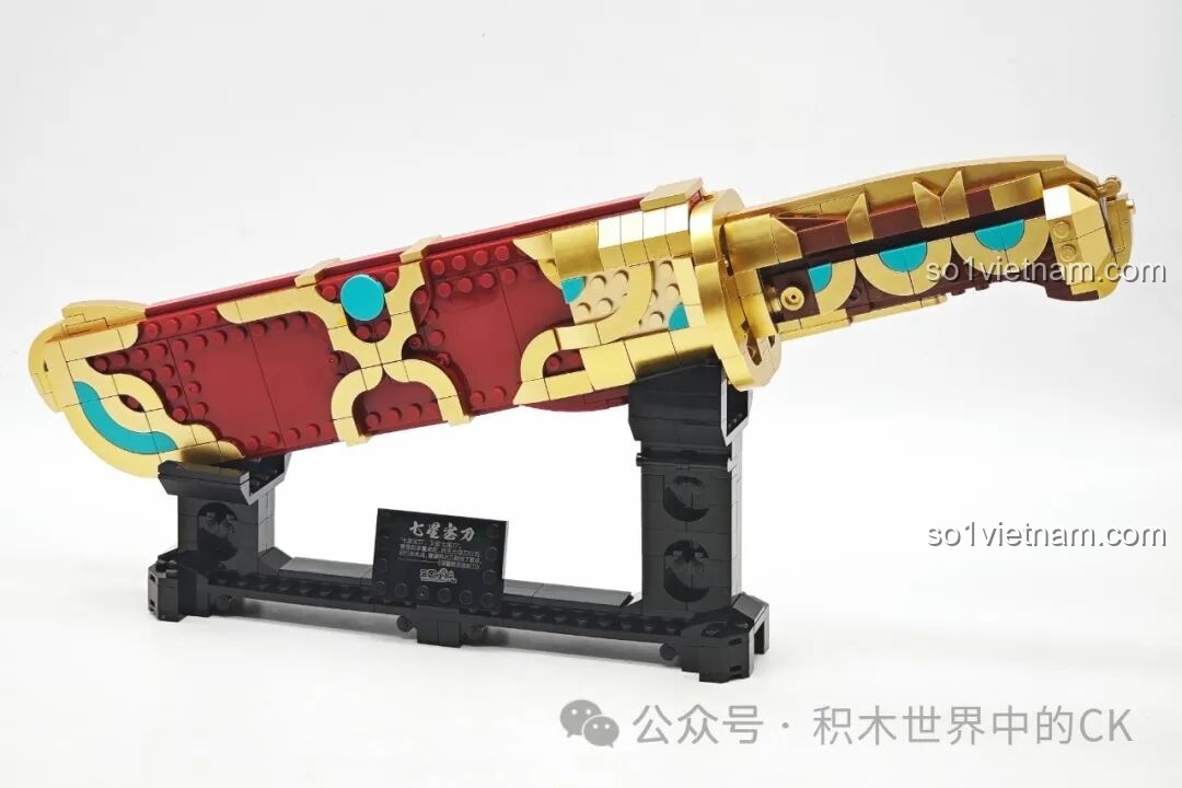 Toàn cảnh bộ lắp ghép Decool 11008 Thất Tinh Bảo Đao trên giá trưng bày, vỏ đao màu đỏ và vàng gold.