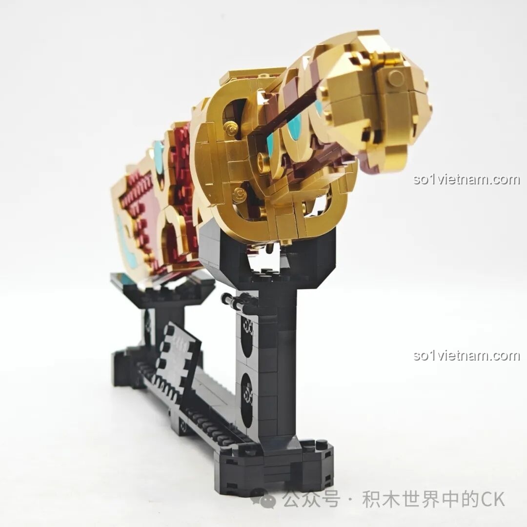 Góc nhìn từ trên xuống của bộ lắp ghép Decool 11008 Thất Tinh Bảo Đao, vỏ đao với các chi tiết vàng gold.