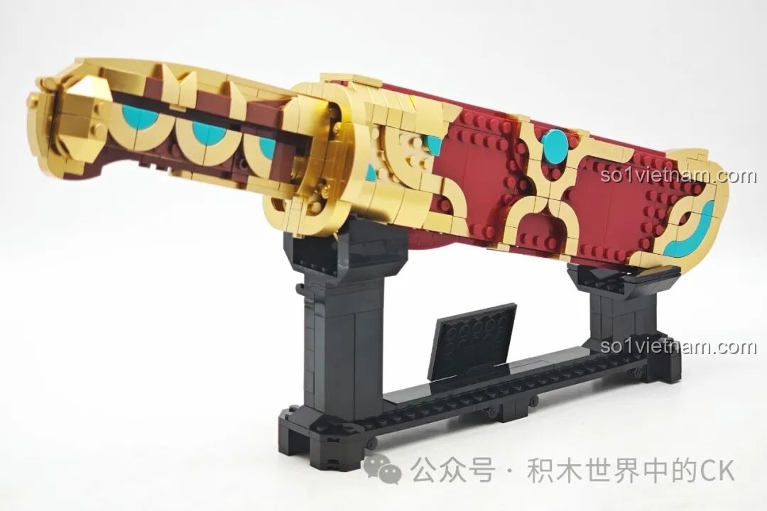 Góc nhìn từ phía trước của bộ lắp ghép Decool 11008 Thất Tinh Bảo Đao, vỏ đao màu đỏ và vàng gold.