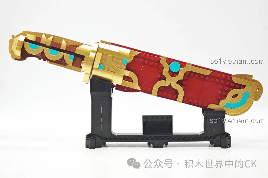 Góc nhìn ngang của bộ lắp ghép Decool 11008 Thất Tinh Bảo Đao, vỏ đao với các chi tiết màu xanh ngọc.