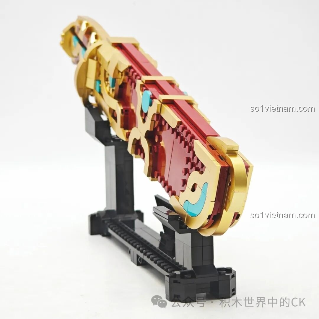 Góc nhìn từ phía sau của bộ lắp ghép Decool 11008 Thất Tinh Bảo Đao, vỏ đao màu đỏ và vàng gold.