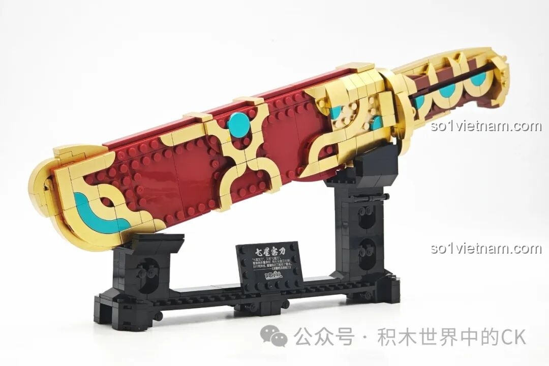 Góc nhìn tổng thể của bộ lắp ghép Decool 11008 Thất Tinh Bảo Đao trên giá trưng bày, vỏ đao màu đỏ và vàng gold.