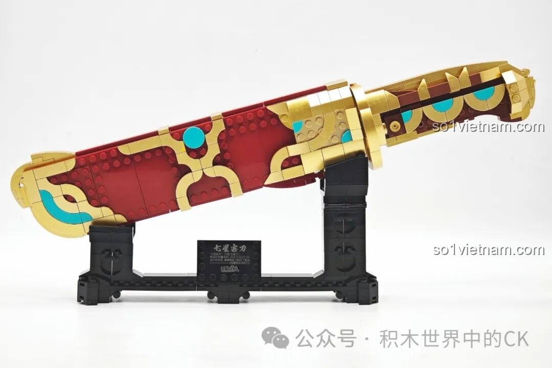 Góc nhìn ngang của bộ lắp ghép Decool 11008 Thất Tinh Bảo Đao, vỏ đao với các chi tiết màu xanh ngọc.