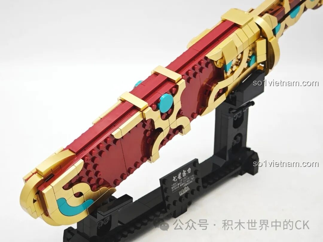 Bộ lắp ghép Decool 11008 Thất Tinh Bảo Đao hoàn chỉnh trên giá trưng bày cùng minifigure Tào Tháo, tạo nên một cảnh tượng hùng vĩ.