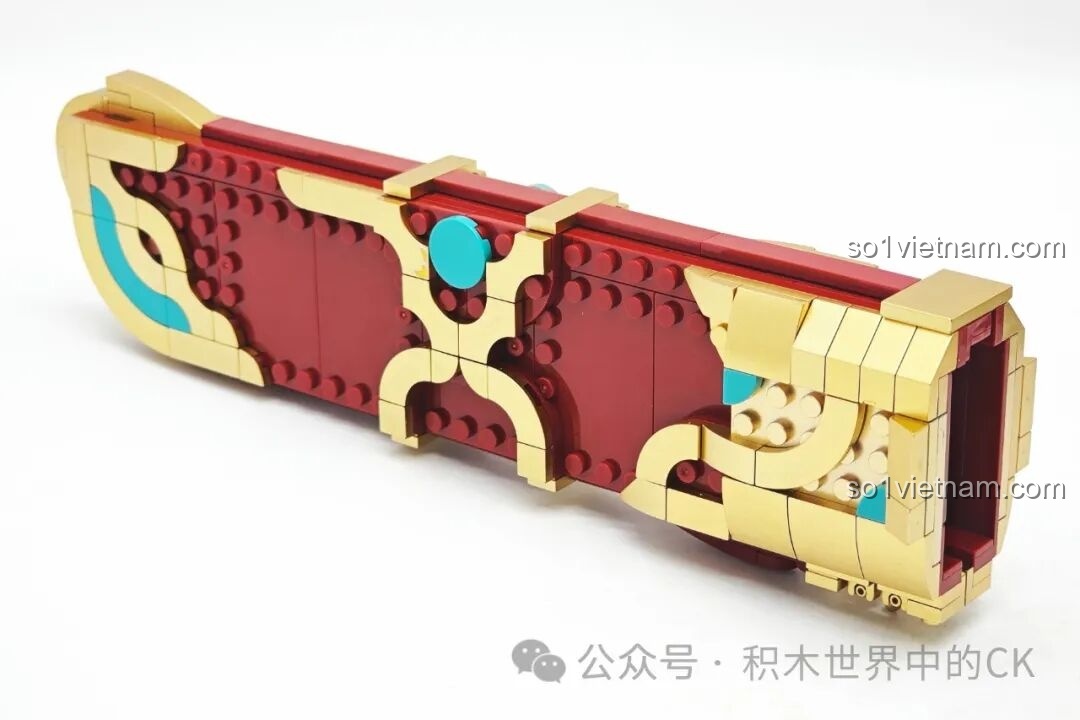 Quá trình lắp ráp vỏ đao của bộ Decool 11008 Thất Tinh Bảo Đao, với các mảnh ghép màu đỏ và vàng gold.