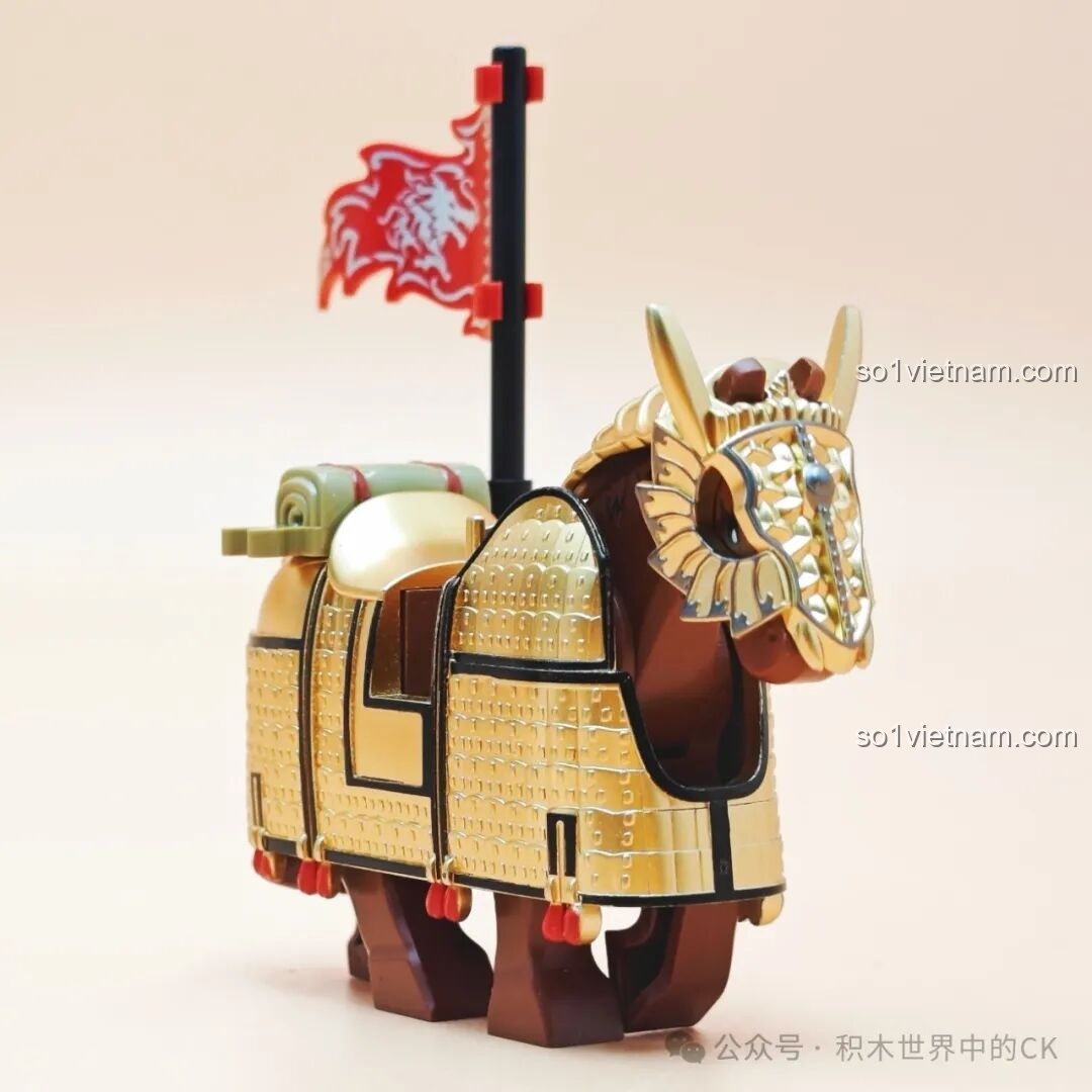 Cận cảnh phần đầu và mặt nạ của chiến mã Kim Lân Giáp trong bộ đồ chơi mô hình Decool 20688.