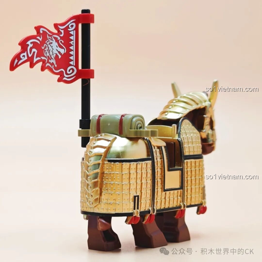 Góc nhìn từ phía sau của mô hình Kim Lân Giáp Decool 20688, thấy rõ phần yên ngựa và cuộn hành lý.