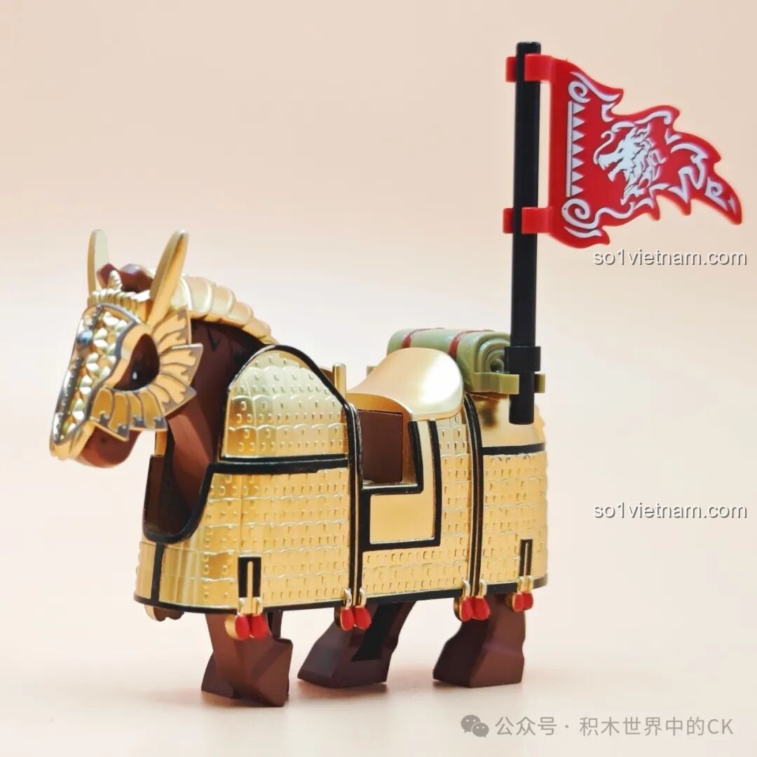 Mô hình chiến mã Kim Lân Giáp từ bộ Decool 20688 sau khi lắp ráp, với bộ giáp vàng và cờ hiệu đỏ.