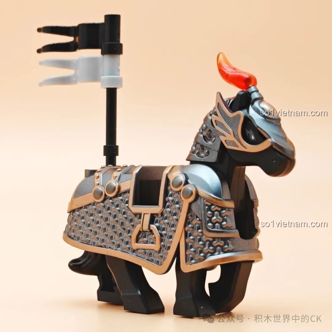 Cận cảnh phần đầu của chiến mã Lan Dạ Giáp trong bộ lắp ghép Decool 20688, giáp mặt có viền đồng nổi bật.
