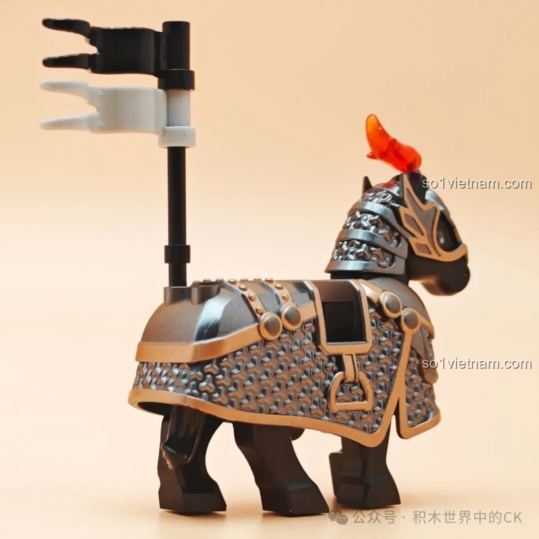 Góc nhìn chéo từ phía sau của mô hình Lan Dạ Giáp Decool 20688, thể hiện các chi tiết đinh tán trên giáp.