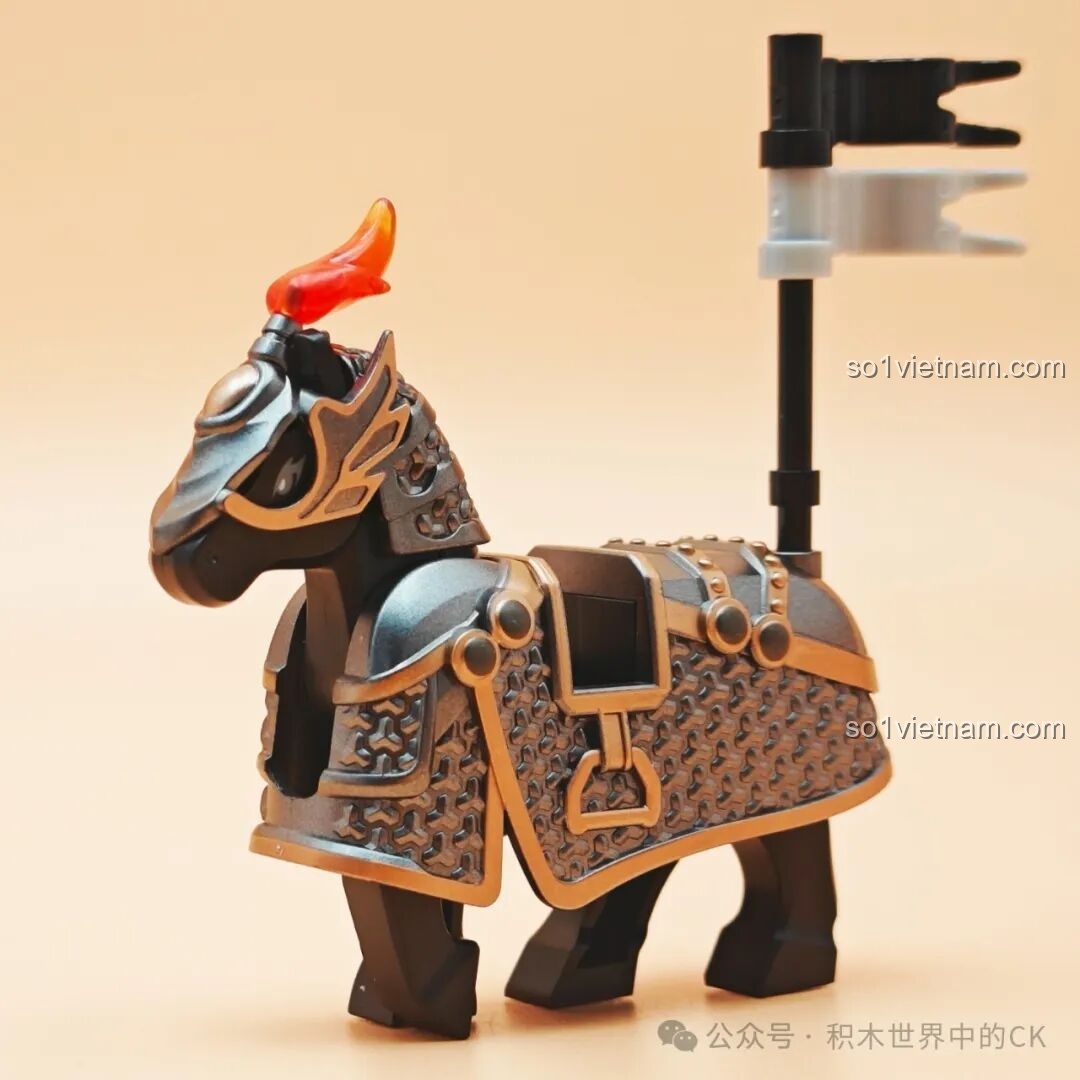 Mô hình chiến mã Lan Dạ Giáp từ bộ Decool 20688, ngựa đen với bộ giáp màu xám nòng súng và viền đồng.