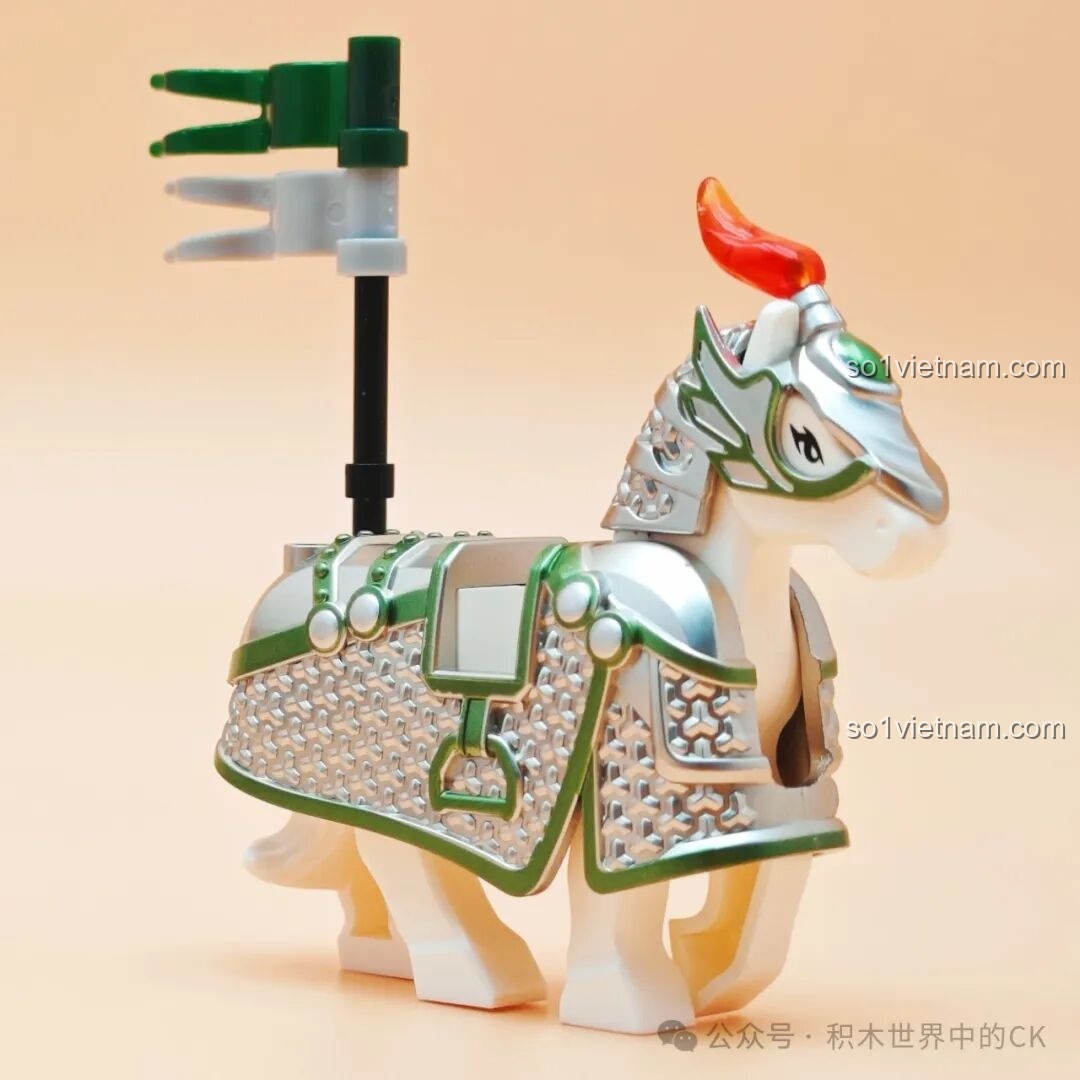 Chi tiết phần mặt của chiến mã Lục Nhĩ Giáp trong bộ đồ chơi mô hình Decool 20688, có viên ngọc xanh trên trán.