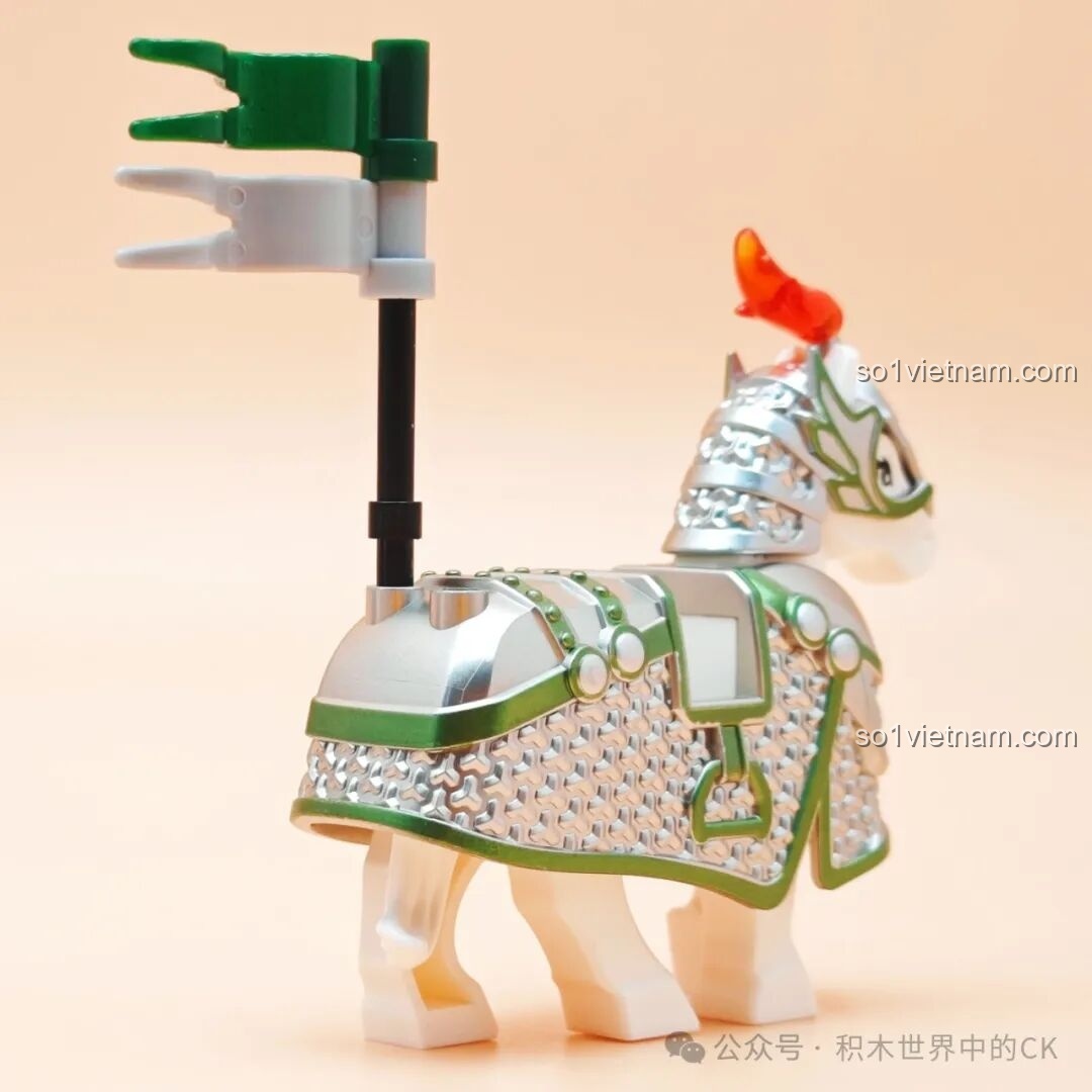 Góc nhìn khác của mô hình Lục Nhĩ Giáp Decool 20688, cho thấy sự hài hòa giữa màu trắng, bạc và xanh lá.