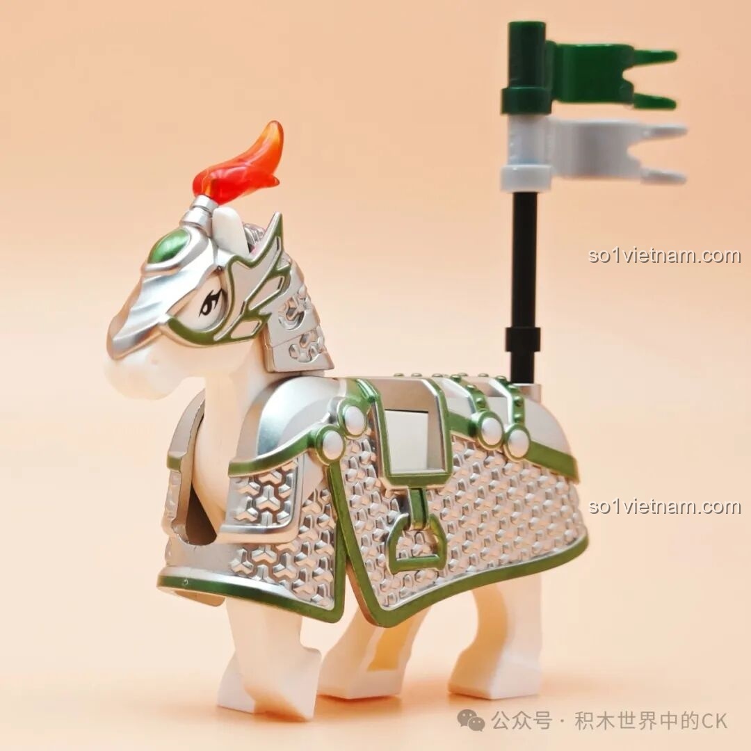 Mô hình chiến mã Lục Nhĩ Giáp từ bộ Decool 20688, có màu trắng và bộ giáp bạc viền xanh lá cây độc đáo.