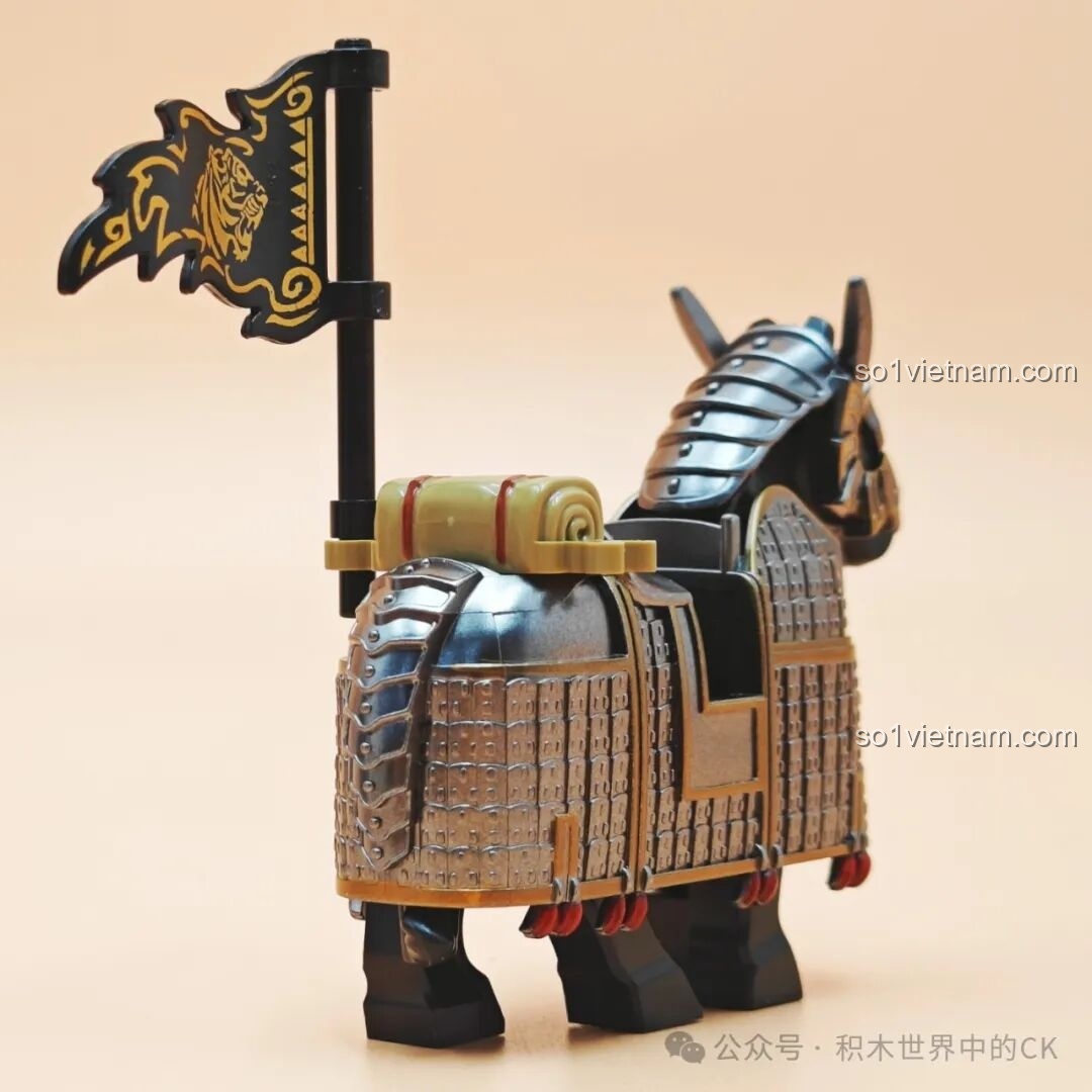 Góc nhìn từ phía sau của mô hình Mặc Vân Giáp Decool 20688, lá cờ hình hổ uy mãnh.