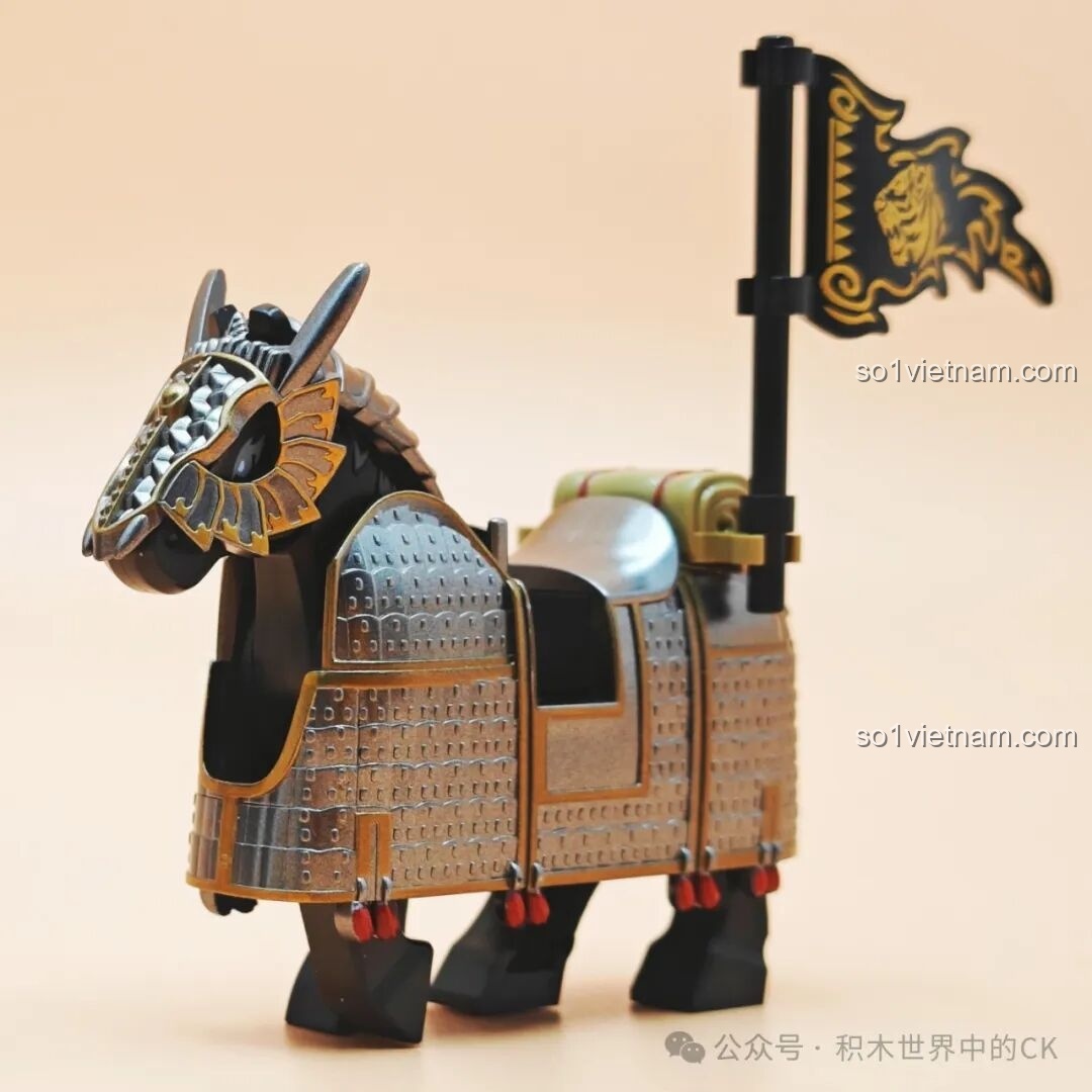 Mô hình chiến mã Mặc Vân Giáp từ bộ Decool 20688, có màu đen chủ đạo và giáp xám kim loại viền vàng.