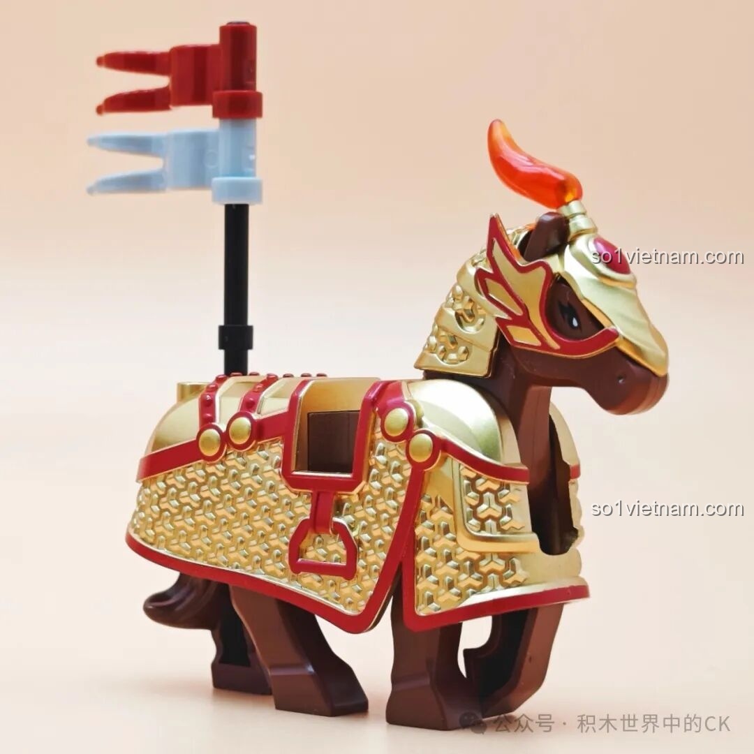 Cận cảnh phần đầu của chiến mã Minh Long Giáp trong bộ lắp ghép Decool 20688, với mào lửa và giáp mặt đỏ vàng.