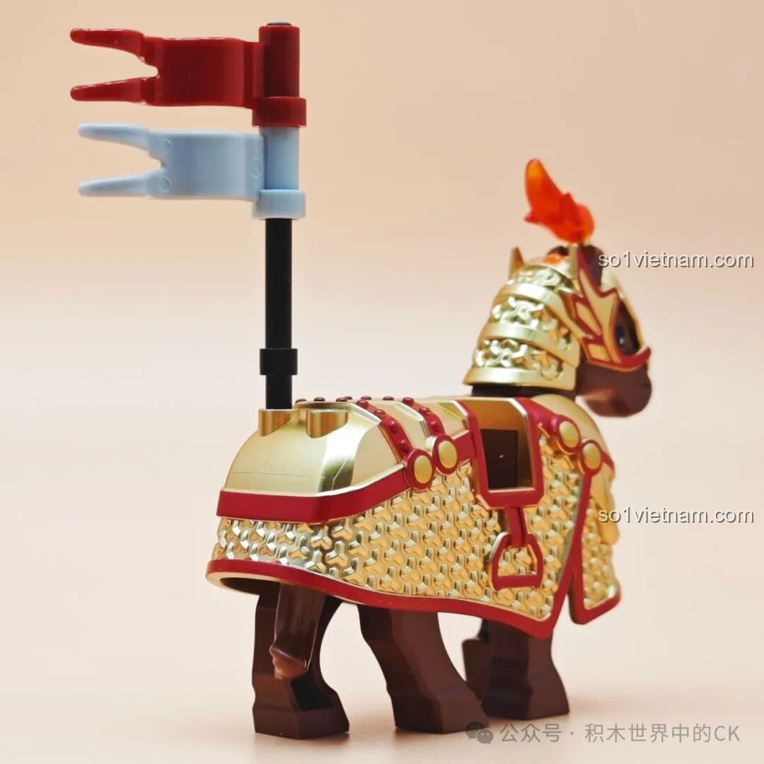 Góc nhìn từ phía sau của mô hình Minh Long Giáp Decool 20688, các chi tiết vảy giáp được tạo hình tinh xảo.