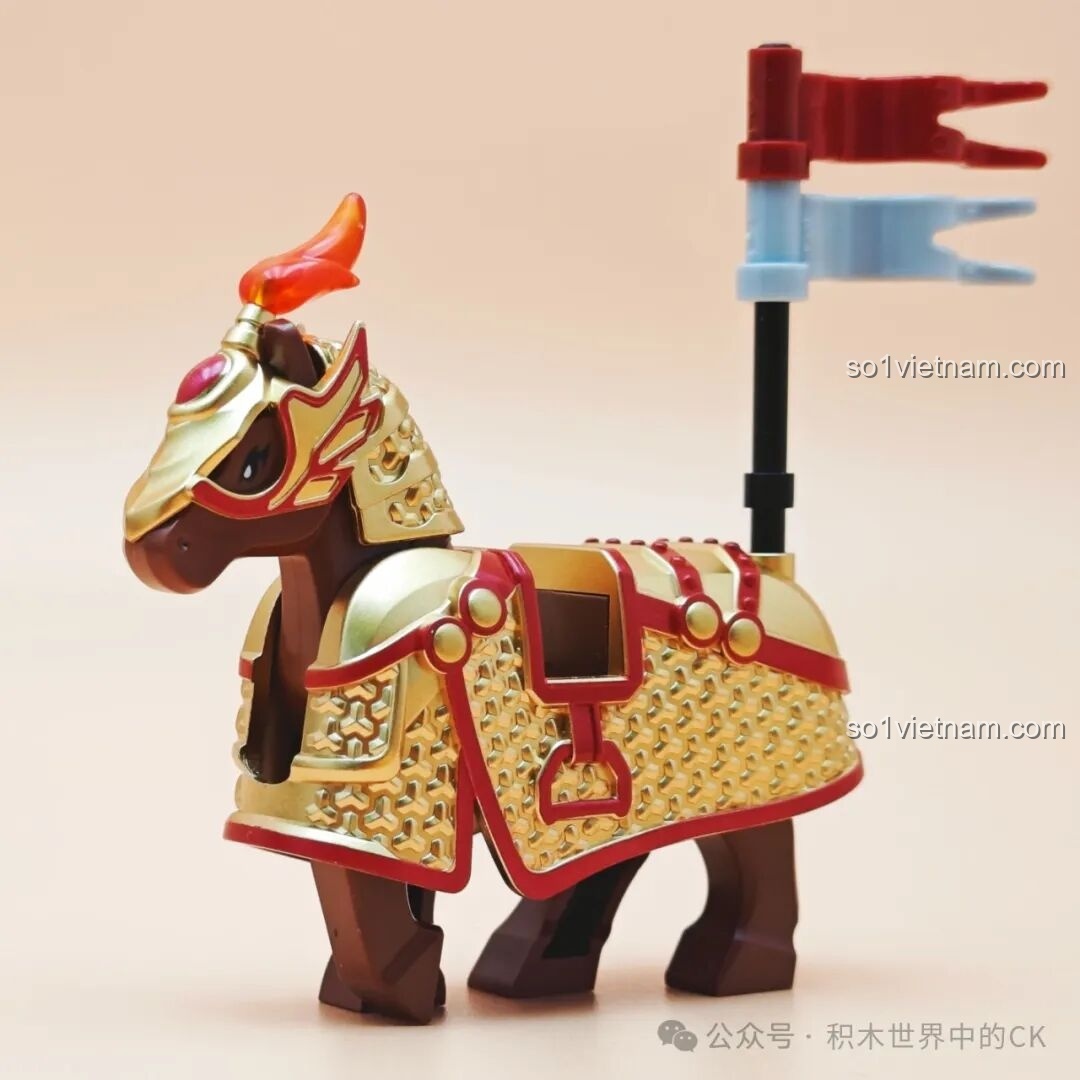 Mô hình chiến mã Minh Long Giáp từ bộ Decool 20688, phối màu vàng và đỏ rực rỡ, mang phong cách hoàng gia.