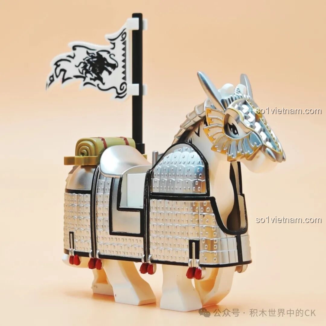 Cận cảnh chi tiết mặt nạ và giáp ngực của chiến mã Ngân Phong Giáp trong bộ lắp ghép Decool 20688.
