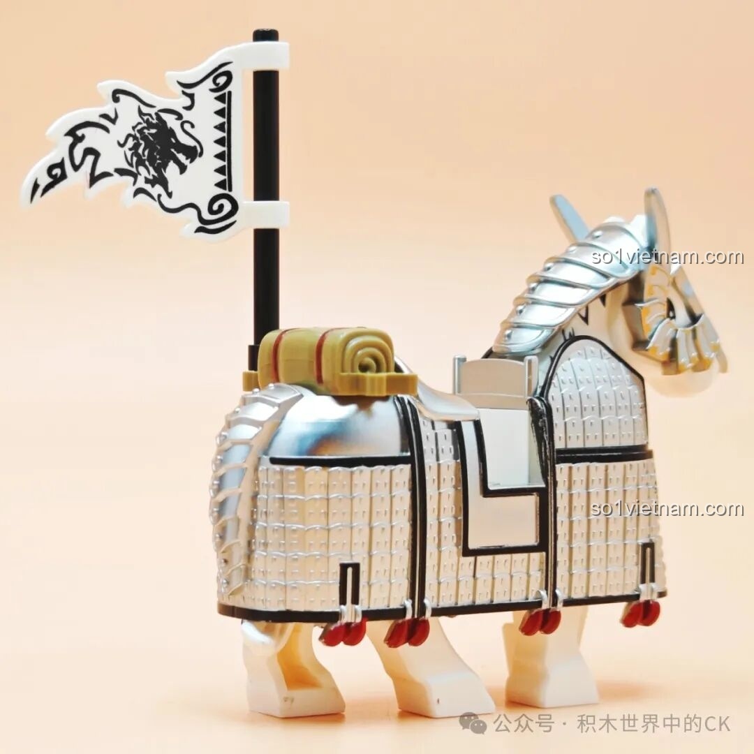 Góc nhìn chéo từ phía sau của mô hình Ngân Phong Giáp Decool 20688, lớp mạ bạc phản chiếu ánh sáng đẹp mắt.