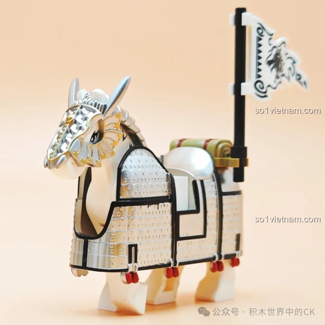 Mô hình chiến mã Ngân Phong Giáp từ bộ Decool 20688, nổi bật với bộ giáp bạc sáng bóng và ngựa trắng.