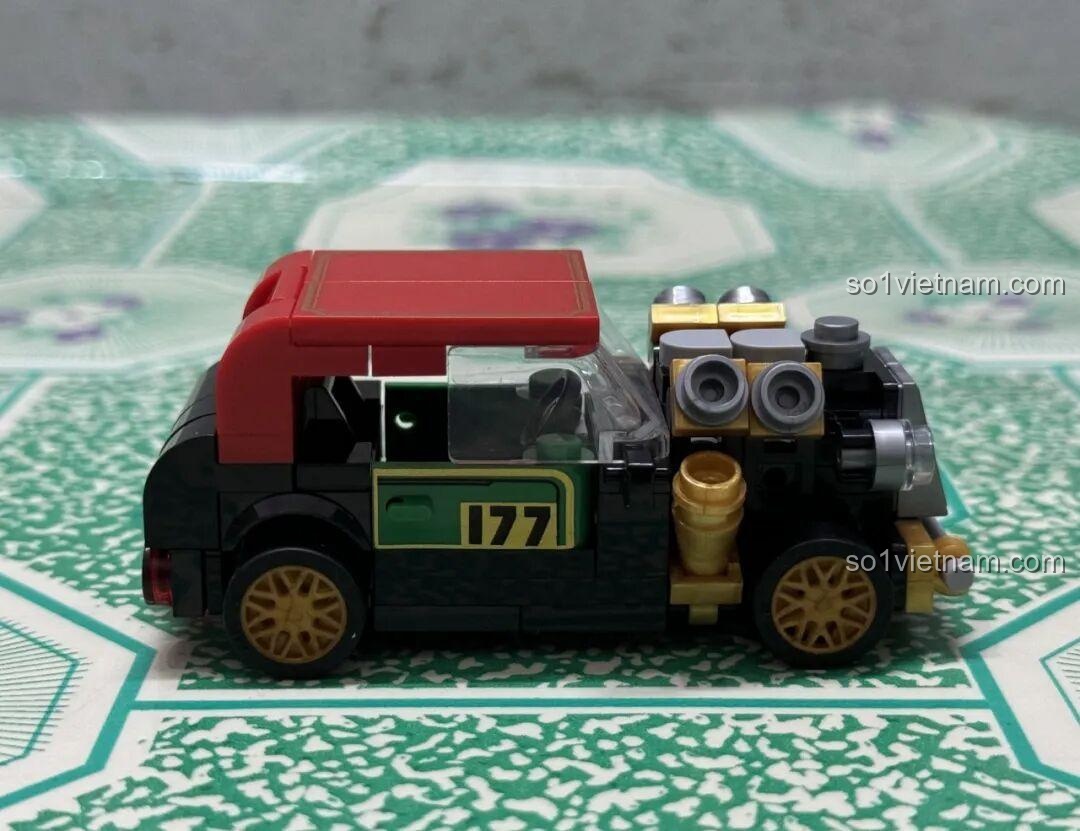 Góc nhìn bên phải của mô hình DECOOL 22052 Xe Đua Cổ Điển Mini đã lắp ráp hoàn chỉnh, với các chi tiết động cơ.