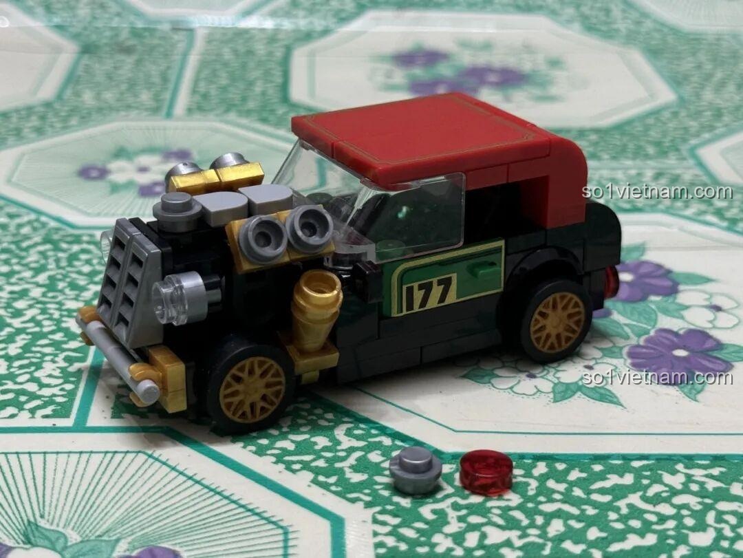 Mô hình DECOOL 22052 Xe Đua Cổ Điển Mini đã hoàn thành, còn dư lại vài mảnh ghép nhỏ.