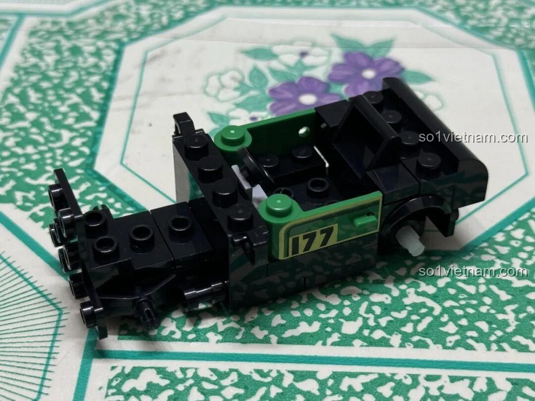 Quá trình lắp ráp khung gầm và bộ phận hồi lực của bộ đồ chơi DECOOL 22052 Xe Đua Cổ Điển Mini.