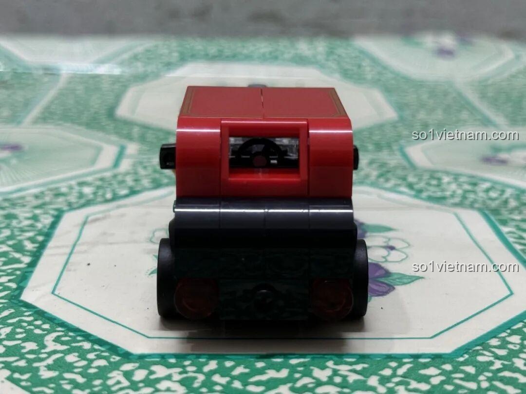 Mặt sau của mô hình DECOOL 22052 Xe Đua Cổ Điển Mini đã lắp ráp, thể hiện đuôi xe và bánh xe.