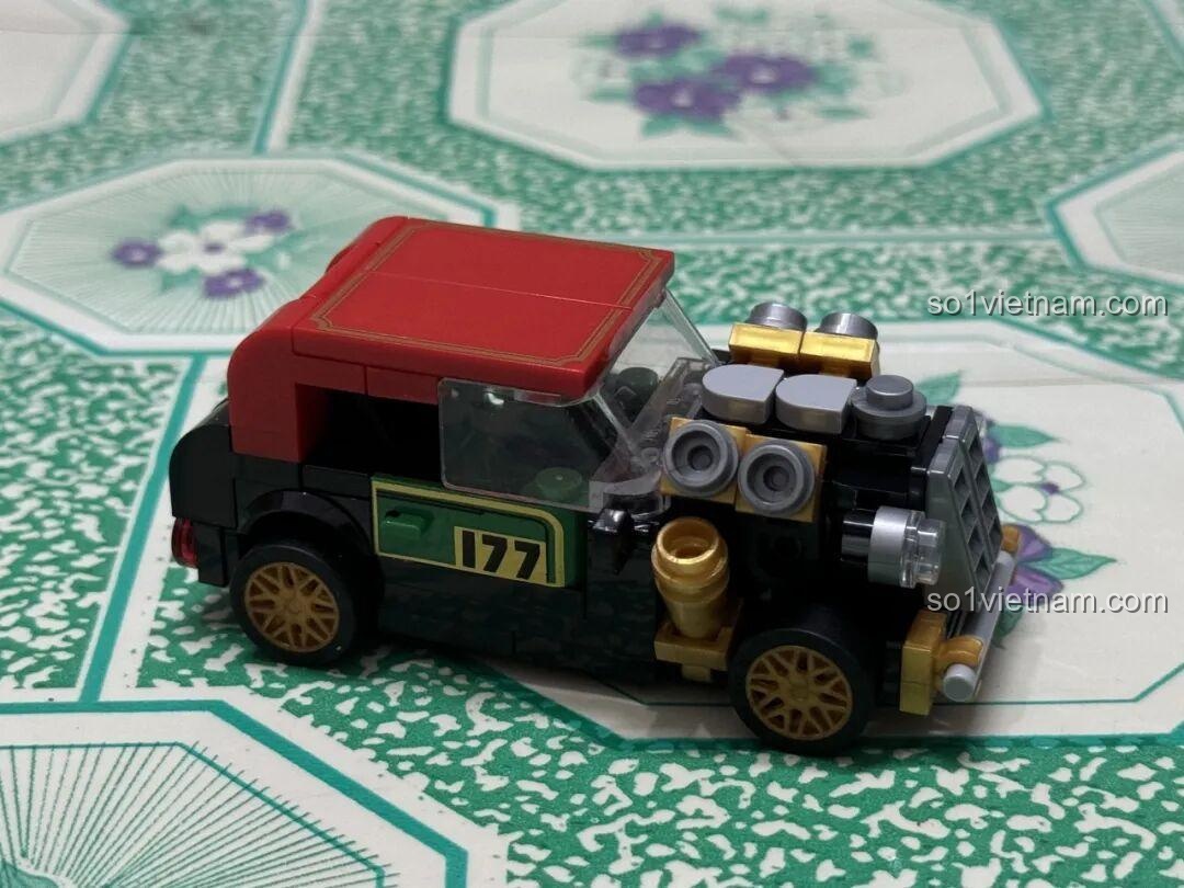 Góc nhìn bên trái của mô hình DECOOL 22052 Xe Hồi Lực Mini đã lắp ráp hoàn chỉnh, thể hiện chi tiết thiết kế.