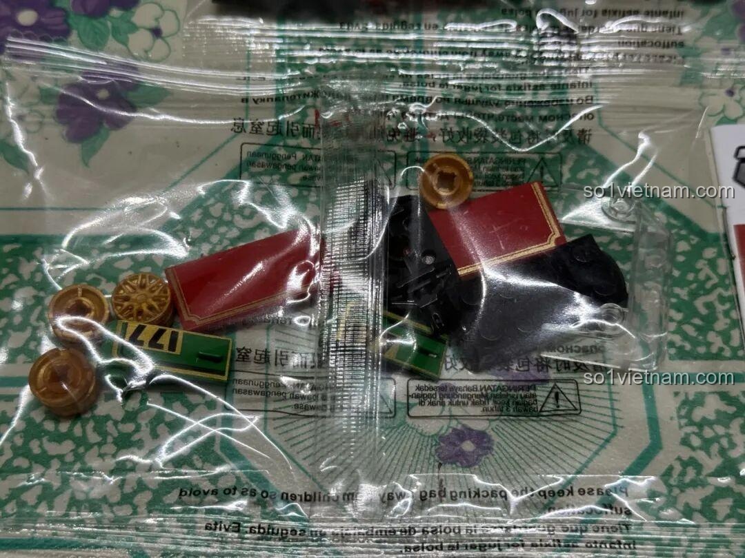 Các chi tiết in ấn và trong suốt của bộ lắp ghép DECOOL 22052 Xe Hồi Lực Mini được đóng gói riêng biệt.