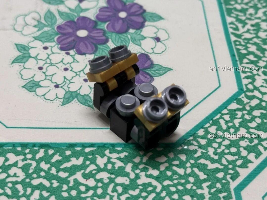 Chi tiết động cơ của bộ lắp ghép DECOOL 22052 Xe Hồi Lực Mini, tuy nhỏ nhưng rất chân thực.