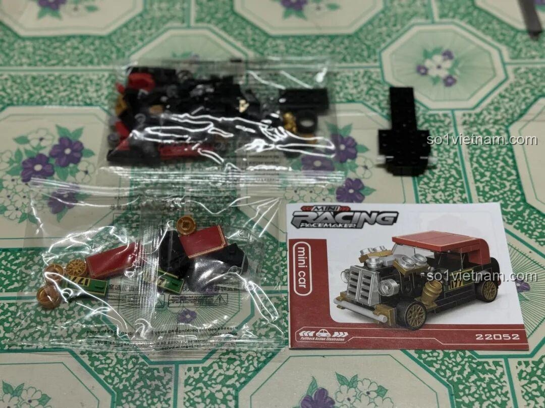 Các túi linh kiện và sách hướng dẫn của bộ lắp ghép DECOOL 22052 Xe Hồi Lực Mini được sắp xếp gọn gàng.