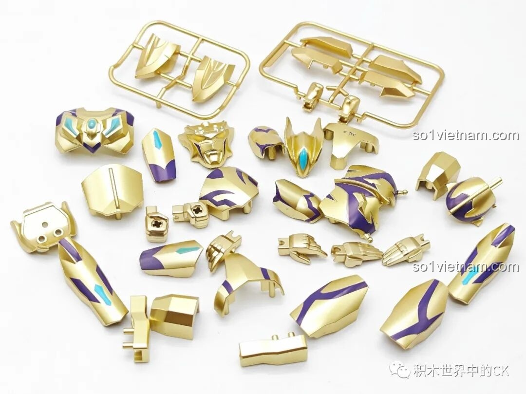 Các mảnh ghép màu vàng và tím của bộ đồ chơi lắp ráp Enlighten 75034 Ultraman Zero Vô Cực Sáng Chói được đổ ra, chất liệu nhựa ABS cao cấp.